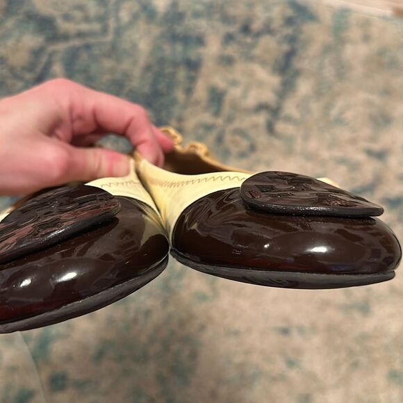 TORY BURCH Women's Beige & brown patent leather ballet flats shoes MINNIE - Picture 10 of 10